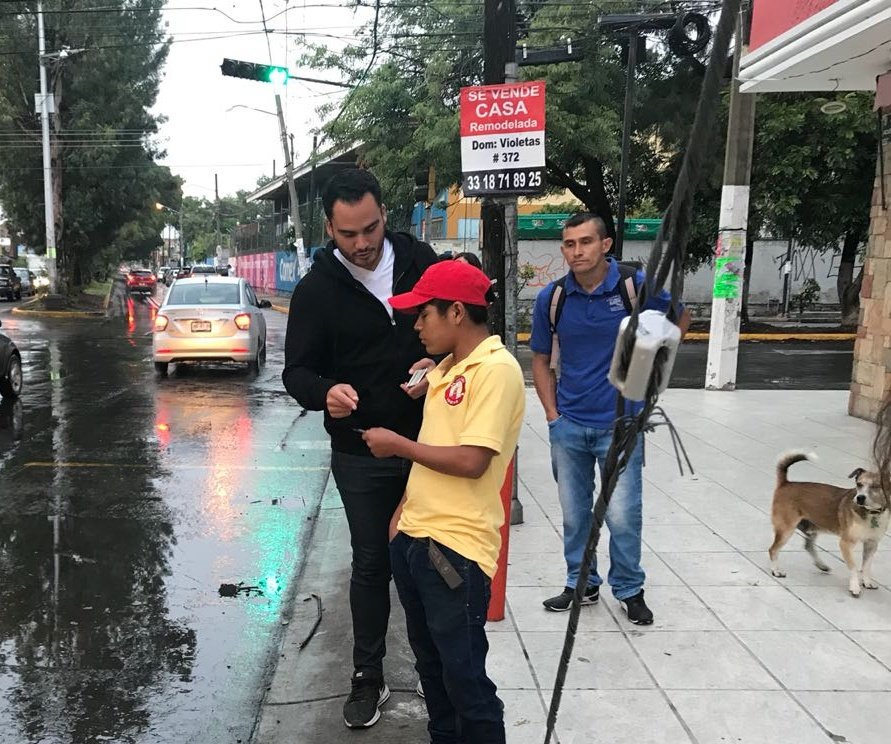 JuanCarlos_GCH's tweet photo. 7 de la mañana y ya estábamos en la colonia "La Casita", en Acueducto y Av. Jesús, para comprometernos contigo a llevar más rutas de camión y seguridad para que lo esperes sin que te asalten, para lograrlo necesitamos salir a votar este domingo 1ero de Julio #VotaPRI
@ramirohdezg https://t.co/0QBhgyYfRB