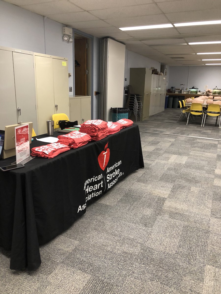 Ready to get our lifesaving learn on! Kick off free hands-only CPR training at CMNH. Thank you for having us! #ClevelandGoesRed #CPRisWhy @UHhospitals