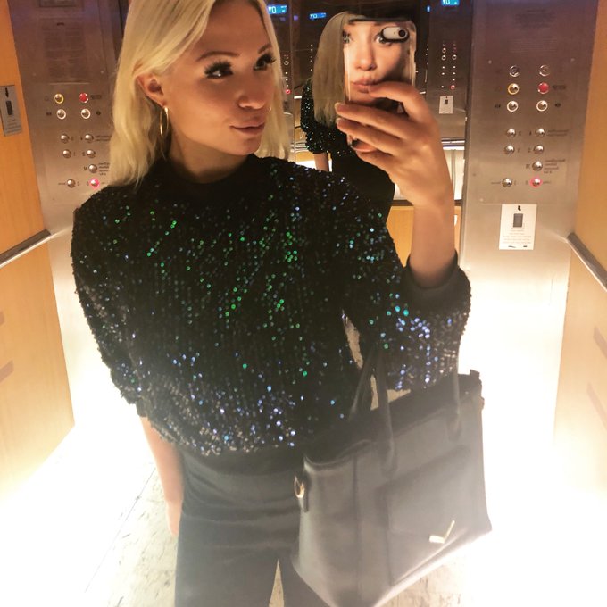 Discokugel im Aufzug in Budapest ✨ Ich w&uuml;nsche euch eine tolle Woche und sende euch liebste Gr&uuml;&szlig;e &hearts;️ #girl<a href="/tag/work"class="tags"><span>#work</span></a><a href="/tag/girl"class="tags"><span>#girl</span></a><a href="/tag/international"class="tags"><span>#international</span></a><a href="/tag/sexy"class="tags"><span>#sexy</span></a><a href="/tag/light"class="tags"><span>#light</span></a><a href="/tag/sex"class="tags"><span>#sex</span></a><a href="/tag/budapest"class="tags"><span>#budapest</span></a>