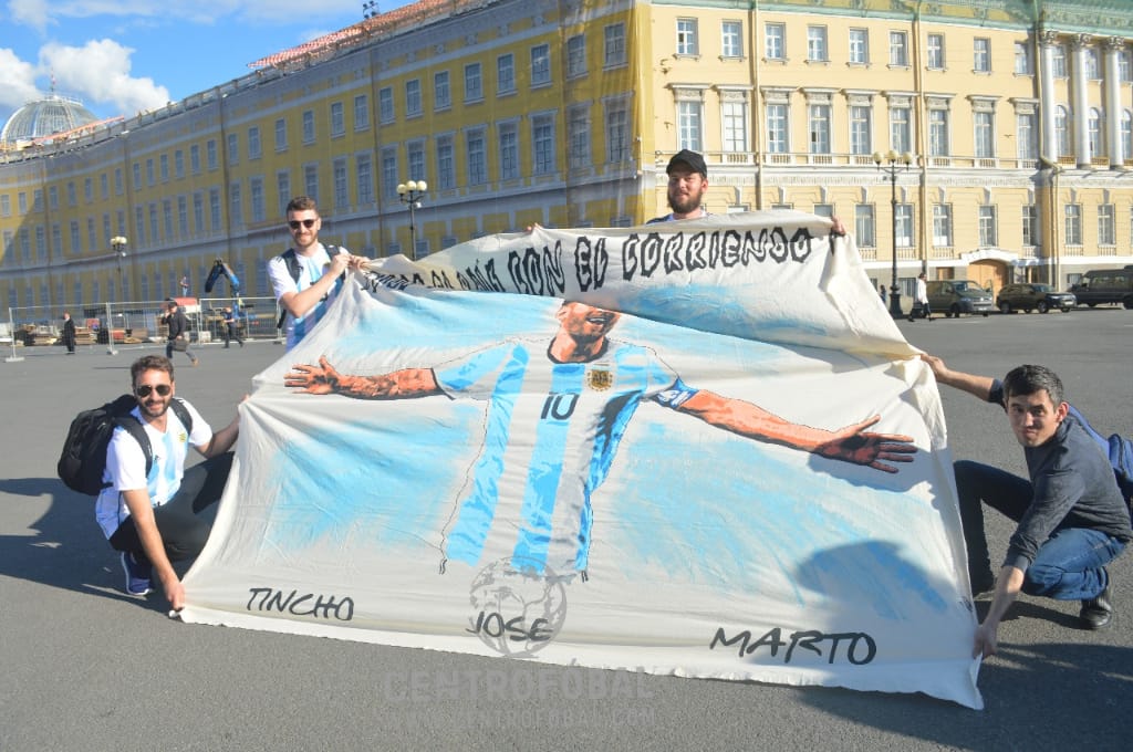 centrofobalok's tweet photo. #Rusia2018 #CentrofobalMundial  La esperanza de los que hicieron miles de kilómetros para alentar a la Selección se traslada en la fe ciega en el abanderado del equipo: Lionel Andrés Messi.
⚽️Messi es nuestra bandera 📲 https://t.co/6pYPlT4ALc https://t.co/JzjIjoRzmn