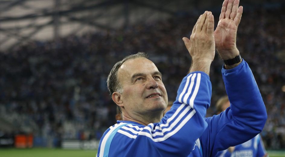 OMLaProvence's tweet photo. ‌⚪️ ‌🔵 #OM : "Le #Vélodrome est l’une des plus belles expériences que le football pouvait m’offrir" (#Bielsa) ‌😍 https://t.co/N70z8VjAx5  @OM_Officiel #Marseille #TeamOM https://t.co/ThnMv9kxqH
