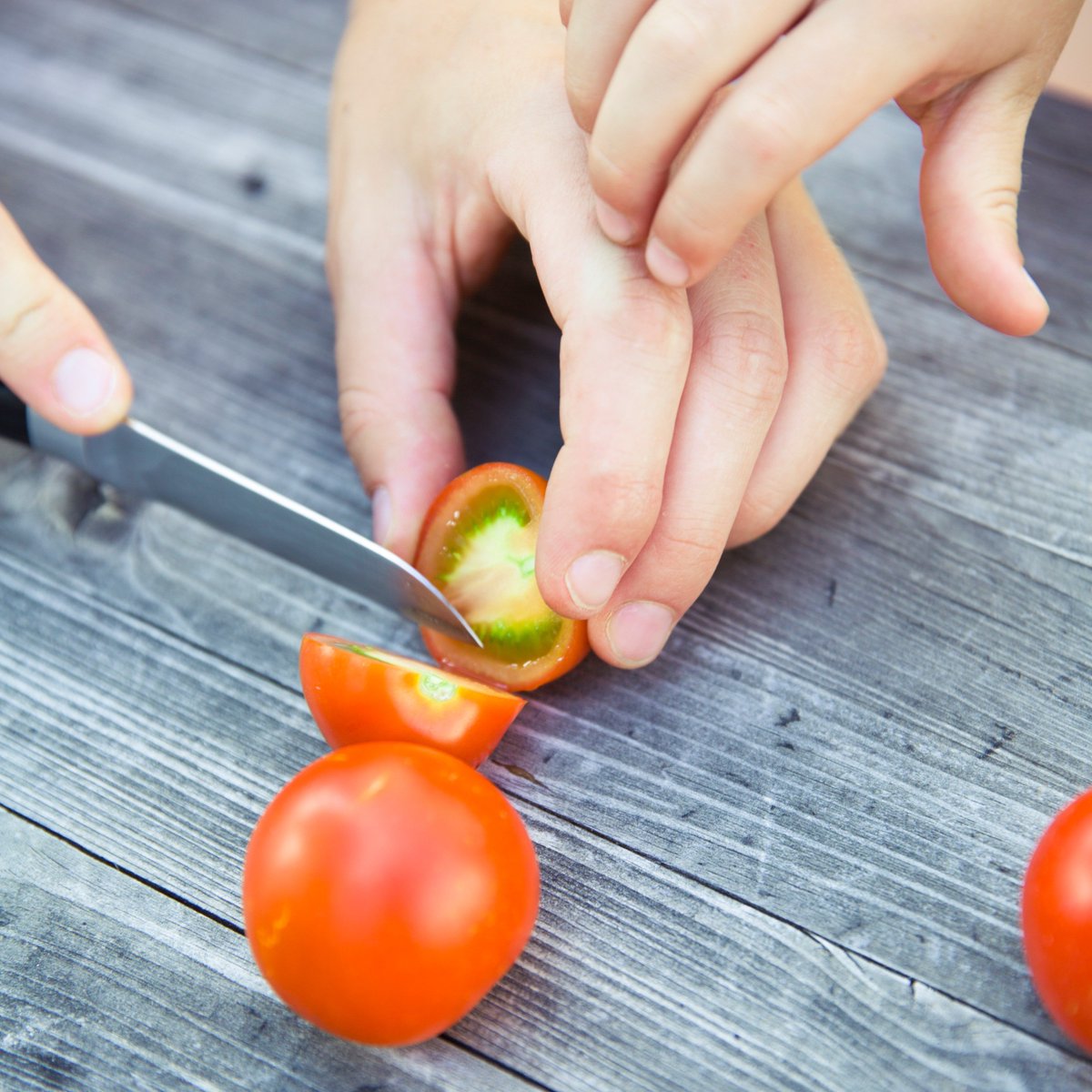 Vinder_App's tweet photo. I grew up picking sun warm #cherrytomatoes &amp; eating them out of the #garden, that was my normal childhood. All this is done around #community. The part that appeals to me is the community development part. An established community that relies on each other. Grower @trishasutton https://t.co/bJaaSwGHV8