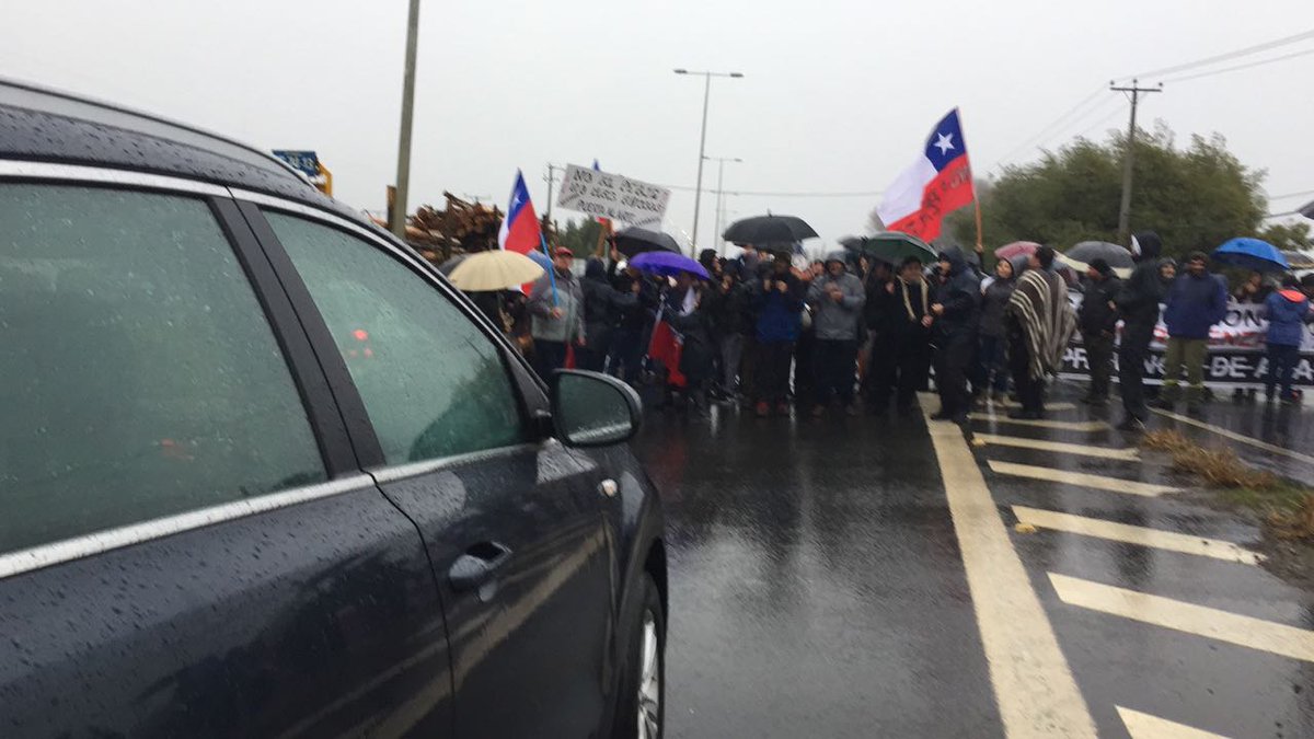 tvnredbiobio's tweet photo. Toma de carretera en sector #Chivilingo en la comuna de #Arauco. Vecinos reclaman por el alza en el valor de peaje en la Ruta 160, que podría hacerse efectiva a partir del 1 de julio. El tránsito de vehículos está interrumpido en ambos sentidos. https://t.co/2mivZygNAi https://t.co/kbcAE6cbOU