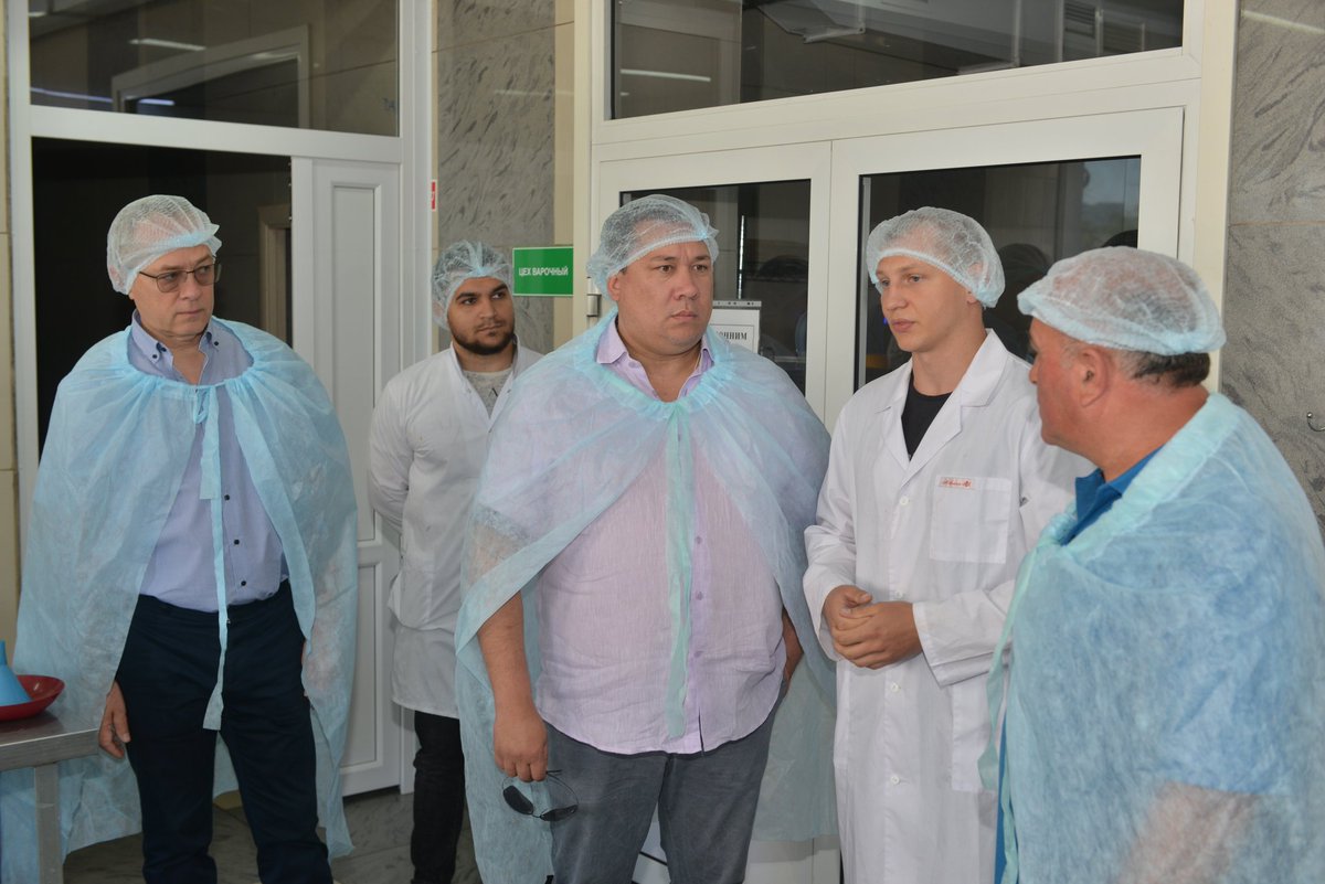 VVPoletaev's tweet photo. Посетил фабрику по производству фиточая, бальзамов и других препаратов из лекарственных растений, цех, выпускающий продукцию пантового мараловодства и пчеловодства, а также предприятие по изготовлению лечебно-профилактических средств. Встретился с руководством и коллективами. https://t.co/DlsdRr1TsO
