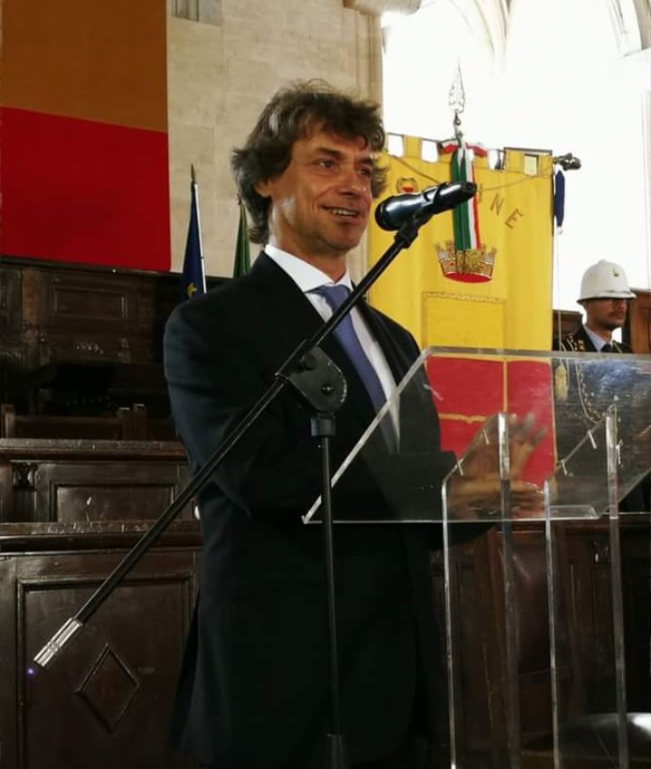 Stamattina è stata conferita la cittadinanza onoraria di Napoli ad Alberto Angela per la sua “competenza di calarsi nel corpo e nell’anima del napoletano, con il rigore dello scienziato e la sensibilità dell’uomo colto. La sua è una descrizione veritiera e mai retorica.”