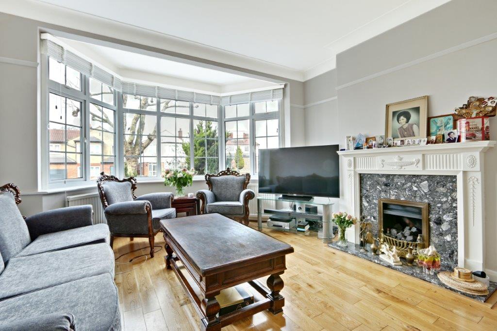 JasonOliverProp's tweet photo. A beautifully finished four bed semi detached family home situated in prime location for excellent local primary and secondary schools, within 15 minute walk of Cockfosters high street and tube station. 

https://t.co/8FAgHoiytk https://t.co/MT34jaHZb6