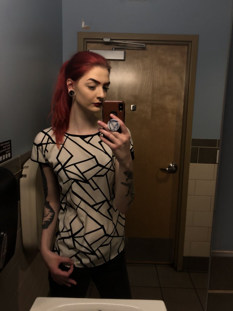 luciferises's tweet photo. Work selfies at starbs ☕️ https://t.co/QHbktPy5bQ
