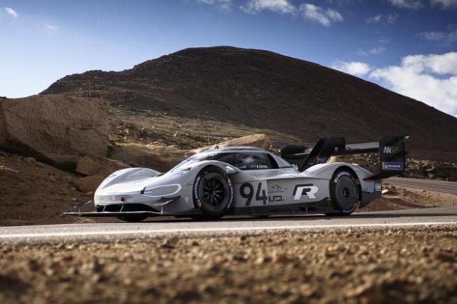 PruebautoSport's tweet photo. #PikesPeak #2018 @VWargentina @Volkswagen con el #IDR #bate el #récord de todos los tiempos en https://t.co/U5jwD82fai https://t.co/SGYP3vDRb9