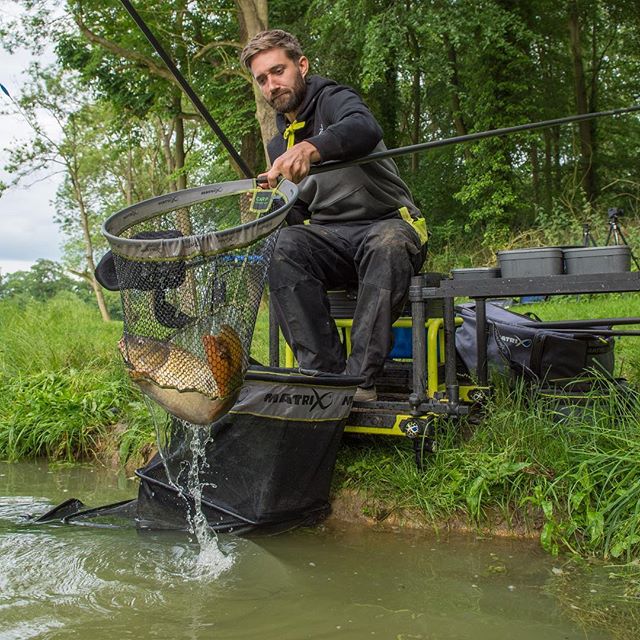 TalkAngling's tweet image. Shaun Little with a nice carp caught recently while out product testing... you can expect to see more next week 😉 #fishmatrix #matrixmatchteam #matrixmasterclass #matrixfishingtv #matchfishing #angling #fishing #comingsoon‼️