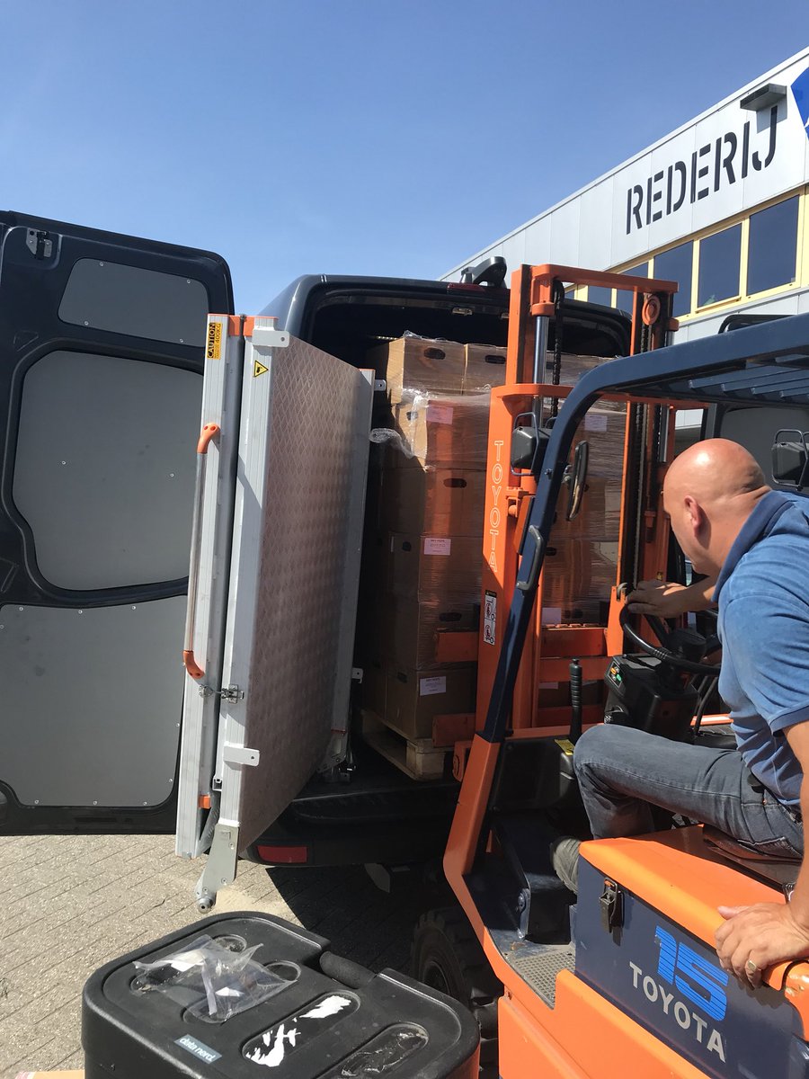 yvov's tweet image. The DevHops are being loaded into the truck for #devopsdays @devopsams