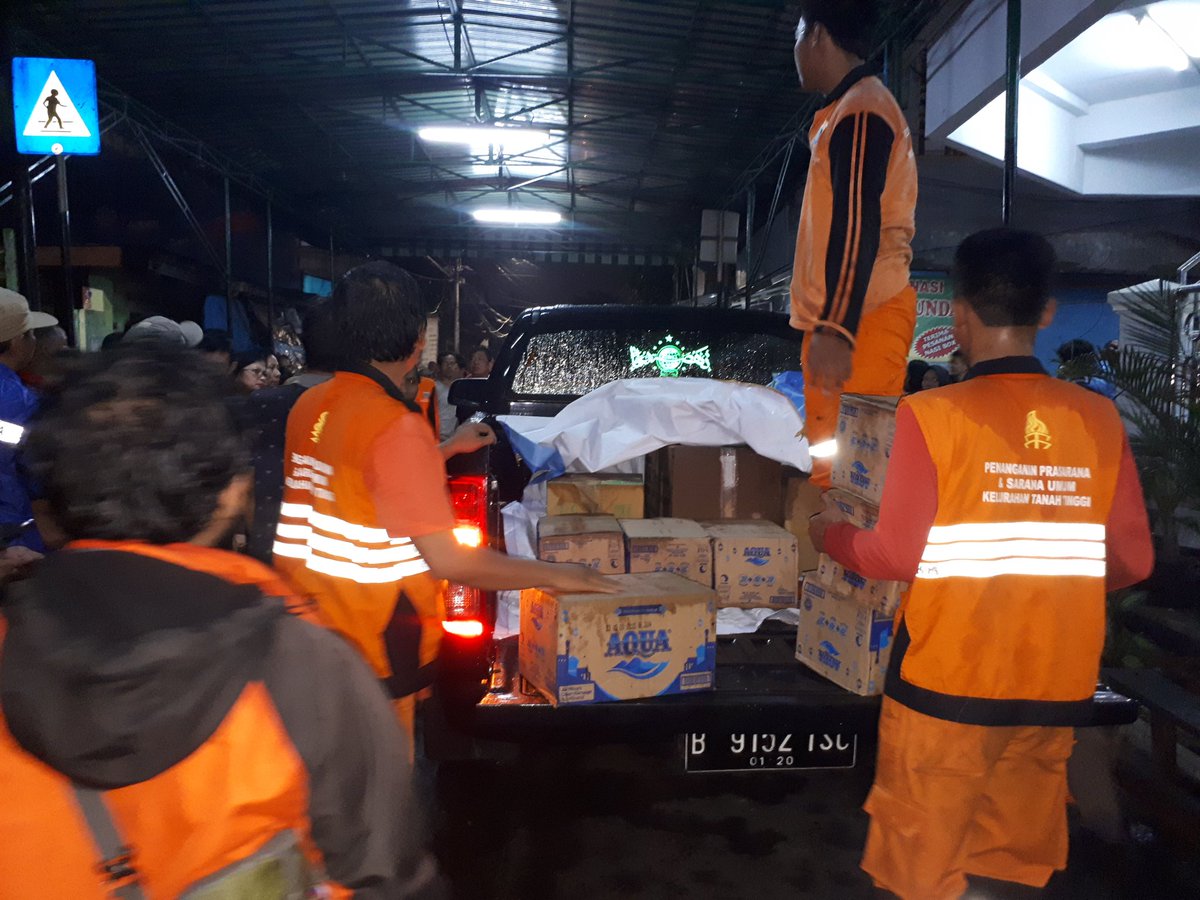 Pemberian Bantuan Penyintas Kebakaran di Johar Baru Jakarta Pusat 26 Juni 2018
#LPBINUDKIJAKARTA
#SantriSiagaBencana
#TeraSurgafotcom
#BankSampahNusantara
#DongengAnakNusantara