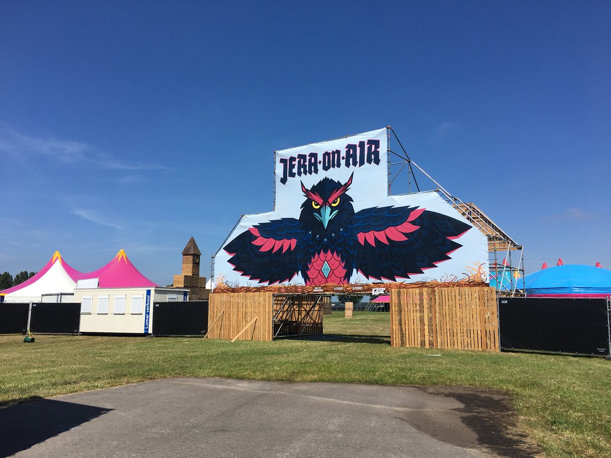 We’re busy building our stage for our BANGANA INVITES at <a href="/JERAONAIR/">Jera On Air</a> coming weekend! Want to see us sweat? Follow our Insta-story!

instagram.com/banganagangban…