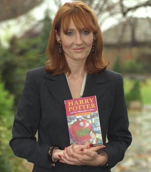 Harry_Potter_TM's tweet photo. 26 de Junio. Tal día como hoy, hace 26 años, se publica "Harry Potter y la Piedra Filosofal". Comienza la magia ⚡️ https://t.co/jHou4Up6tx