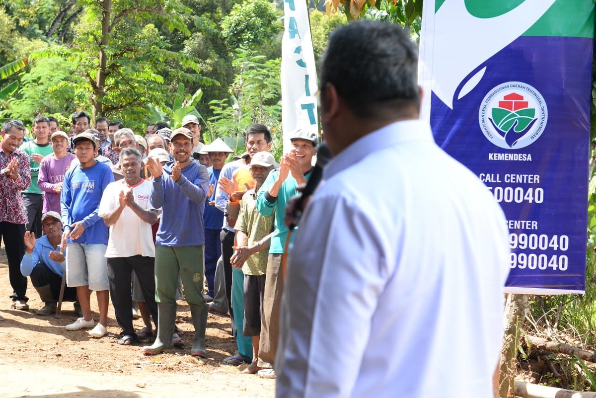 EkoSandjojo's tweet photo. Meninjau #PadatKaryaTunai di Pacitan, Jawa Timur. Senang melihat masyarakat antusias bekerja membangung desanya #AyoBangunDesa #KawalDanaDesa @SatgasDanaDesa @KemenDesa @SandjojoCenter @tppindonesia https://t.co/XDR6uLaOXa