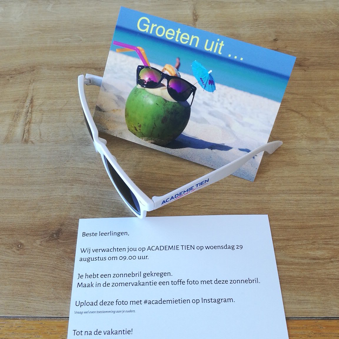 De kennismakingsdag wordt afgesloten met een zonnebril en ansichtkaart