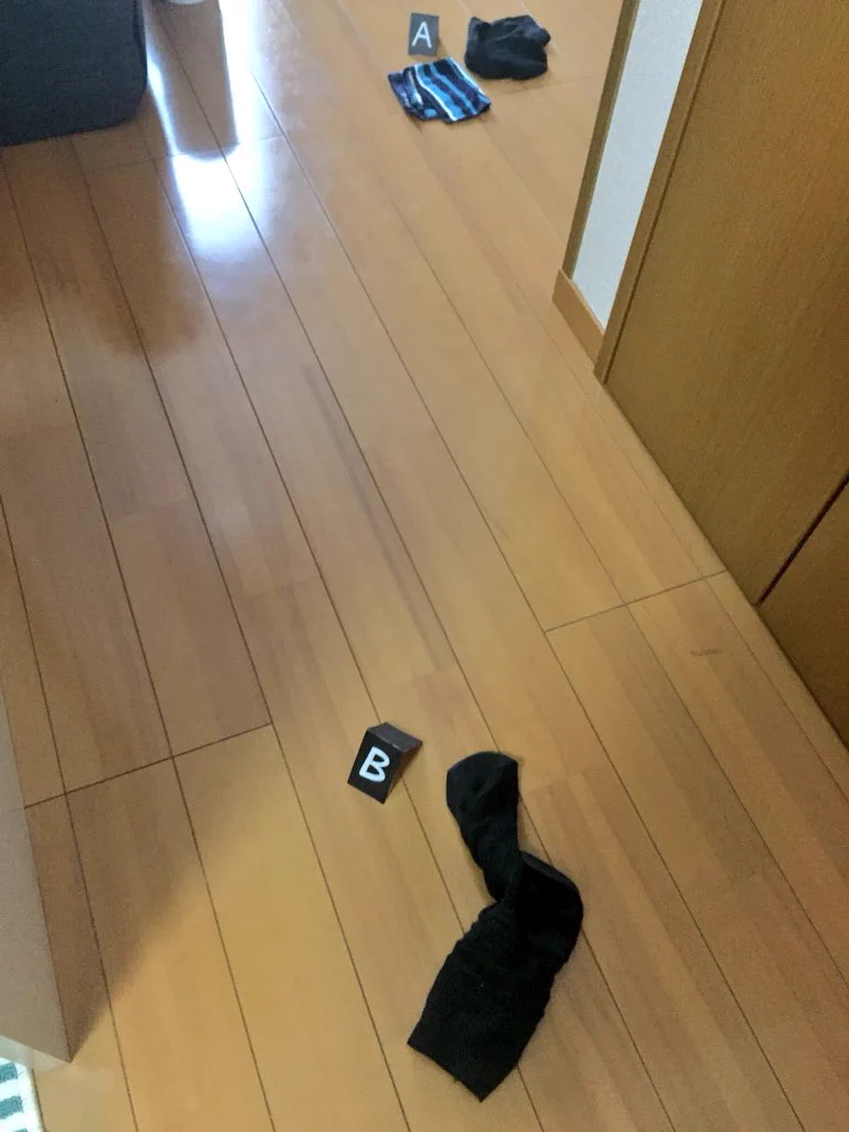 夫がいつも洗濯物を床に放置するので事件現場にしてやったｗｗｗ