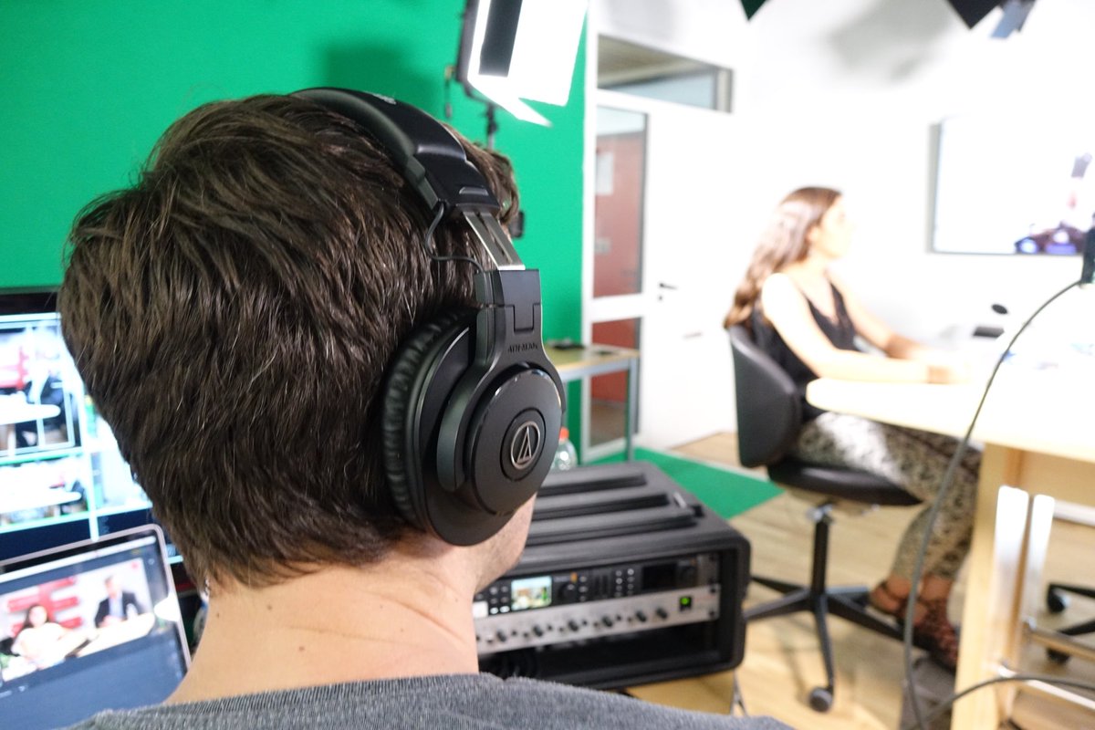 EMNormandie's tweet photo. La social room #hackuarium_em, implantée sur le campus #EMNormandie #LeHavre est un espace qui vise à accompagner la stratégie #digitale de la Business School ! #reseauxsociaux #communication https://t.co/73aw8QEP3y