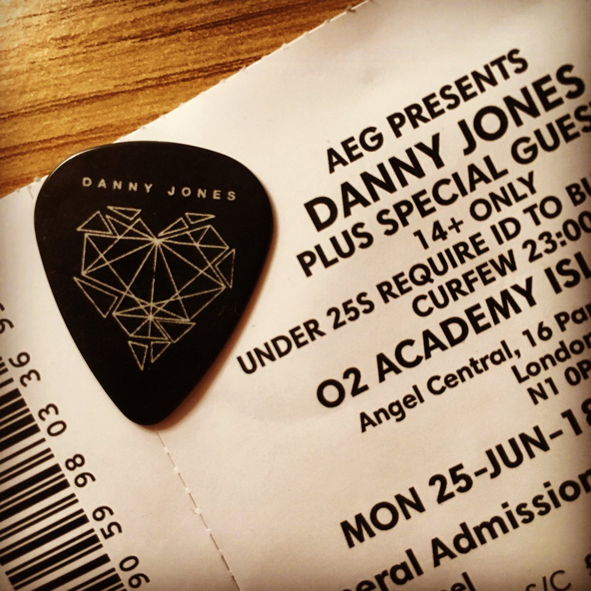 RomanySteel's tweet photo. Had so much fun last night at @itsDannyJones gig! Loving all the new songs! 😁🤘🏻🎸 https://t.co/pVSzvby7Dw