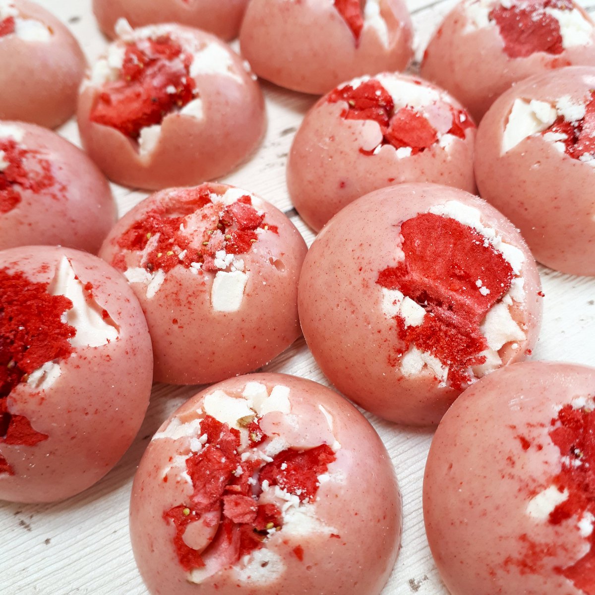 What better summer flavour than Eton mess 🍓😍#handmade #Chester #SmallBusiness #chocolate #artisan #etonmess #strawberries #food #treatyoself