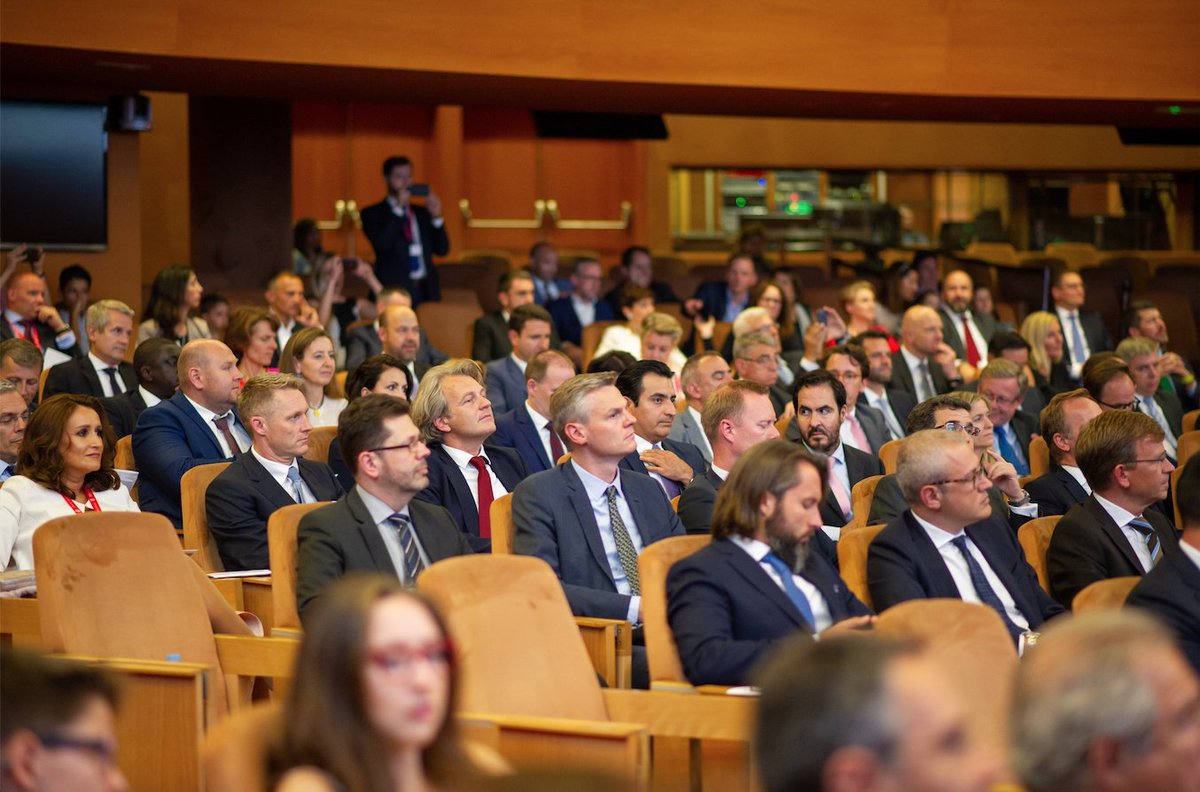 Congratulations to our Advanced Management Program participants! Last Friday, for the first time in IESE history, the Americas, Barcelona, Munich, and Warsaw AMP tracks came together for one joint celebration on #IESEBarcelona´s campus.