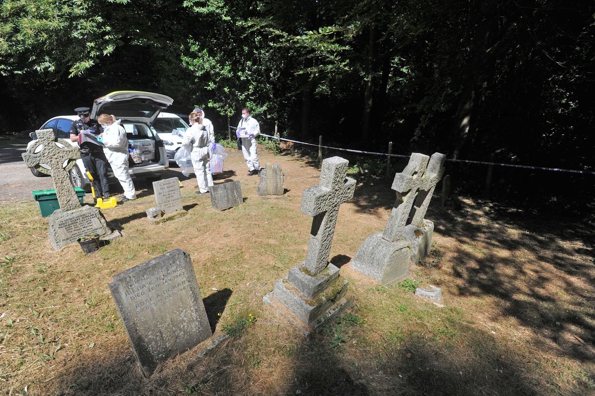 #police and #forensics at scene of body discovered in #sandhurst #surrey behind #stmichaelschurch <a href="/getsurrey/">Get Surrey</a> <a href="/GetHampshire/">Rushmoor - Hampshire Live</a> <a href="/surreylive/">SURREY LIVE NEWS</a> <a href="/cjmckeon/">Chris McKeon</a> <a href="/SeldonMoore/">André Langlois</a> <a href="/deanneblaylock/">Deanne Blaylock</a>