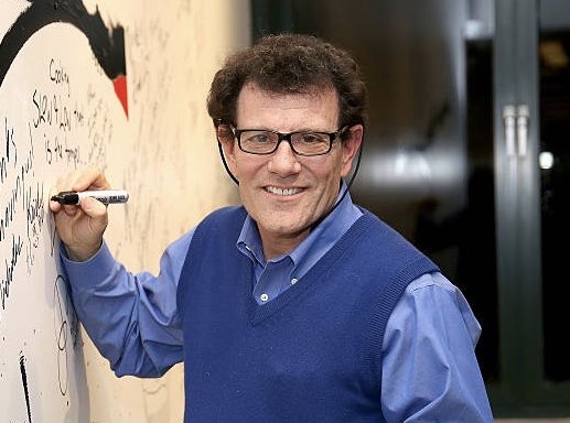 ellarain's tweet photo. @NickKristof Thanks @NickKristof 4 sharing. A 700 yr old technology that 2.5 billion people don’t have to #SeetoEarn and #SeetoLearn. Imagine the stories and #pulitzers lost the world if all journalists didn’t have glasses. When did you get your #FirstPair? #GlassesChangeLives @VisionSpring https://t.co/xCtTGrD1dL