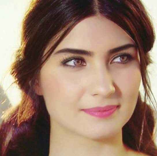 لا زلت  أغيب ؛ عندما يؤلمني
أمراً مآ
بعدهآ يسألونـي بهدوء اين کنـتي ؟
فـ أُجيبهم ؛ بـ إبتسآمه
فـي آلـدنيـآ➻❥
🌼رَوَنَقً الُأنَبّارَيَةِ🌼