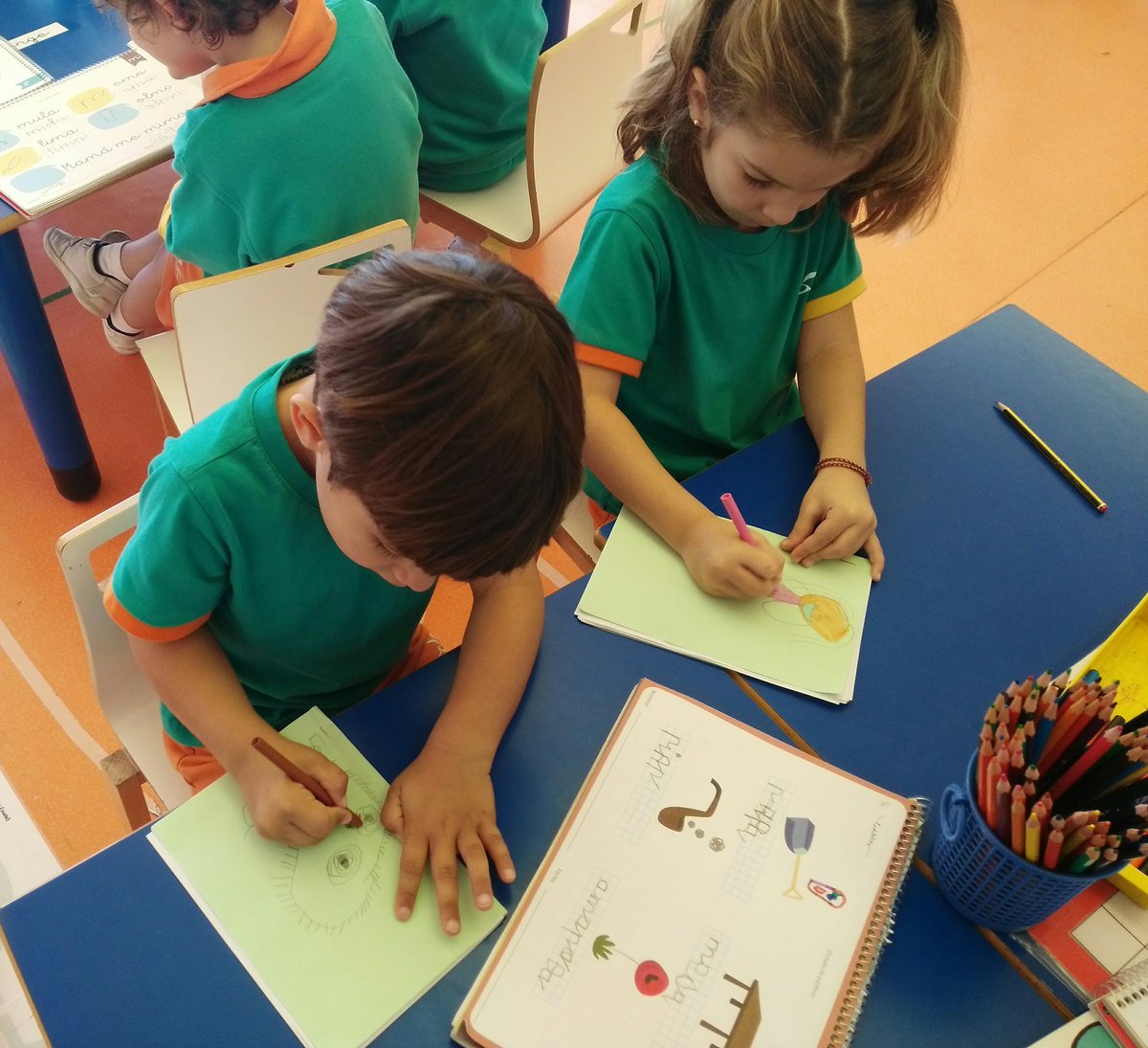 Isabel_Infantil's tweet photo. «If you say it for me, if you write it for me, if you draw it for me, all that I'm learning is that you are better than me» Aprendiendo del taller #SpectrumEducation por Karen Tui Boyes con @RealejosNazaret @nazaretlapalma @Csdomingo . Profes de @coleinnovadores aprendemos juntos https://t.co/vFuJiw5RUb