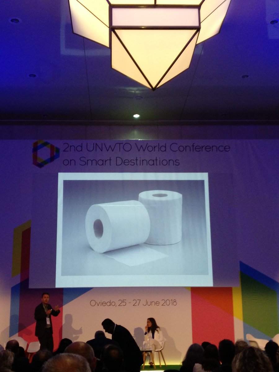 UCAM_Turismo's tweet photo. Seguimos aprendiendo.... Si trabajas para @GoogleES como ingeniero, puedes permitirte poner la foto que quieras en tu presentación y que la gente siga "flipando" con lo que cuentas.!! #SCWC2018 @smart_desti https://t.co/kfn68yz0ud