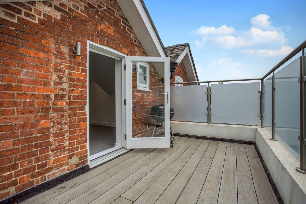 Score a goal this summer HALF PRICE ADMIN FEES World Cup special offer! 

WALK TO TOWN!
Leaders Bury St Edmunds are pleased to market this exceptional 2 bedroom duplex apartment in a prime location within walking distance of the Medieval Grid. 

£1700pcm

01284 771040