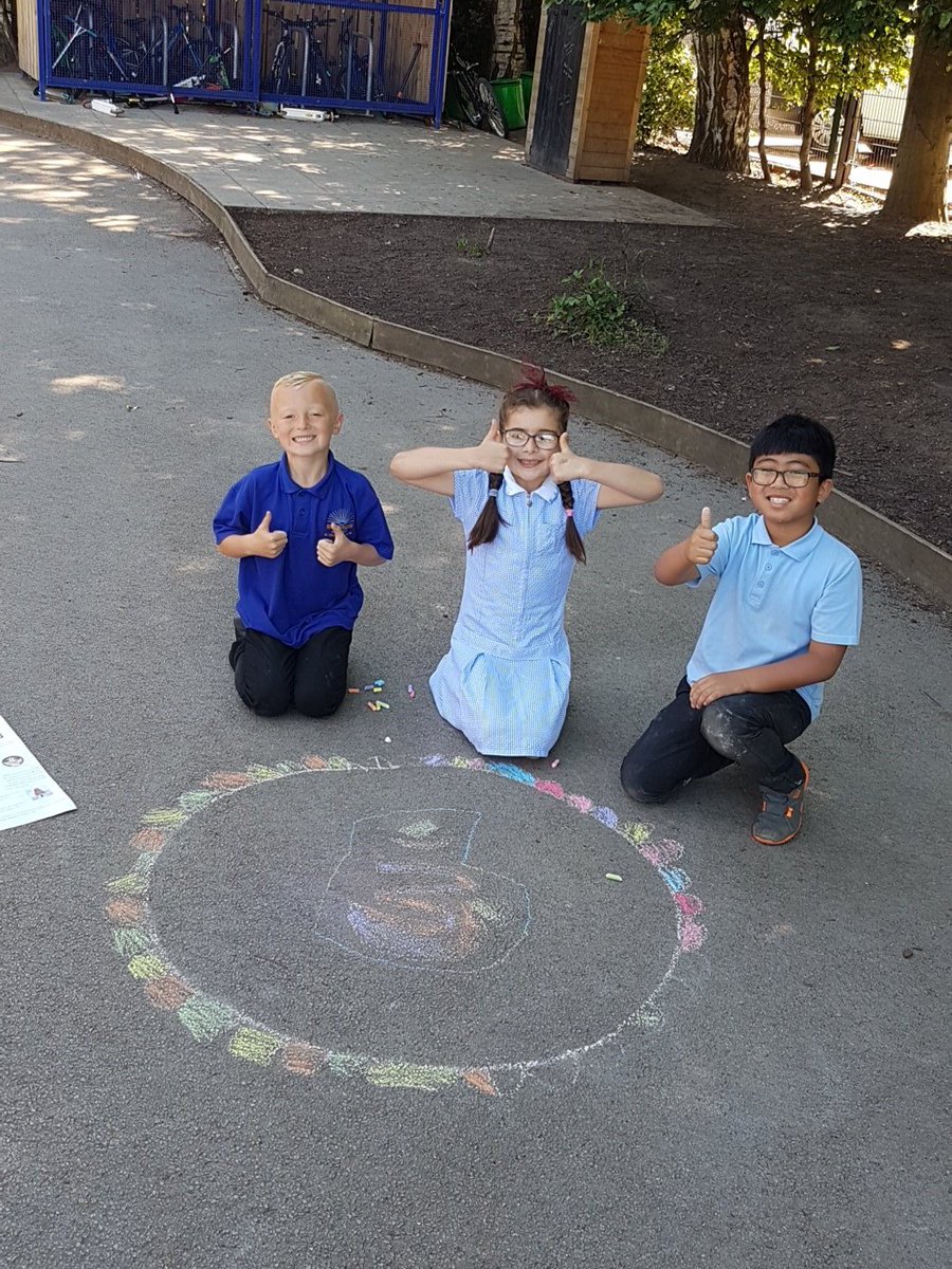 HSharp68's tweet photo. We're designing Rangoli patterns as part of our Hinduism morning ☺🕉🖌 #Hinduism #RE #creativity @TawnyClass @Norbridgeschool https://t.co/bufncnoJcT