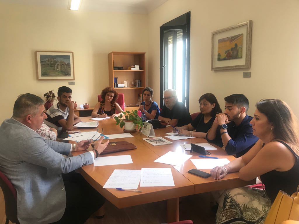 SerRefugio's tweet photo. Reunión de la MAR y Presidente Cámara de la Propiedad Urbana de Huelva y Provincia. Participan @FundacionCepaim @CruzRojaHuelva Huelva Acoge Apdha Huelva y vicepresidenta @DipuHU. Tratamos las dificultades en relación a el acceso a una vivienda de alquiler.  #SerRefugio https://t.co/gk9wdBKVIV