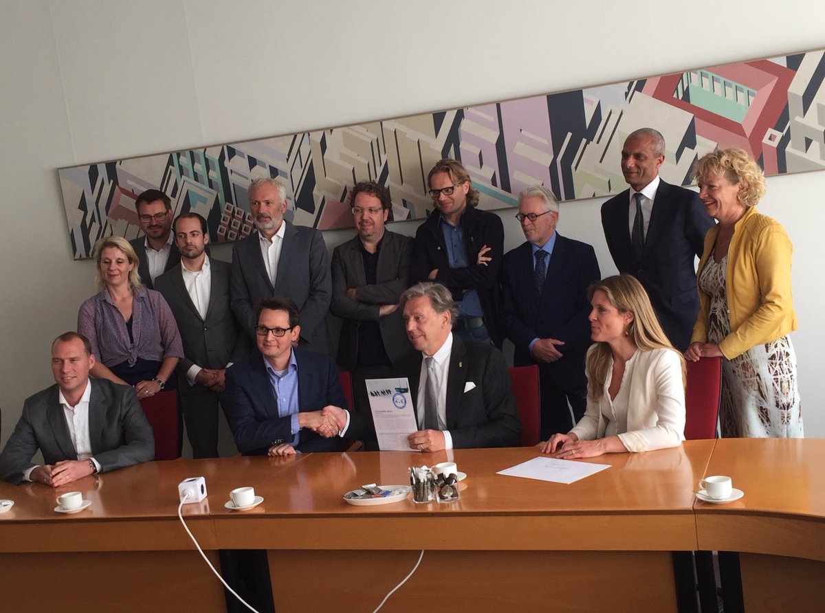Overhandiging #SpitsbergenAmbitie aan <a href="/EdNijpels/">Ed Nijpels</a> door 15 financiële instellingen met groene ambities #klimaat #haastigespoedisgoed <a href="/asnbank/">asnbank</a> <a href="/TriodosNL/">Triodos Bank (inactive)</a> <a href="/Rabobank/">Rabobank</a> <a href="/ABNAMRO/">ABN AMRO</a> <a href="/ING_news/">ING</a> <a href="/Aegon/">Aegon</a> <a href="/MVO_NL/">MVO Nederland</a>