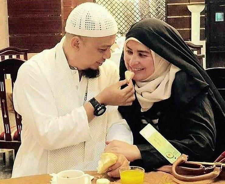 arewashams's tweet photo. The beloved prophet ﷺ never hit women.
He  ﷺwas a romantic husband
and He use to feed His wives with his hand. 
This is what women need.

Love, care, affection and protection💞 https://t.co/3BdWNFOHVc