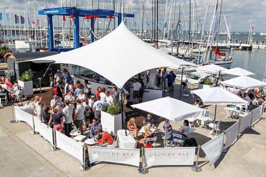 VisitIOW's tweet photo. ⛵️Looking forward to @RoundtheIsland? 🍾Soak up the amazing  atmosphere @CloudyBay  Yacht Bar 6th - 7th July @CowesYachtHaven!
Enjoy live entertainment and mix with celebrities &amp; world famous sailors against the fantastic back drop of the race yachts. #ComeSailAway #IsleofWight https://t.co/UBWaNL47Zu