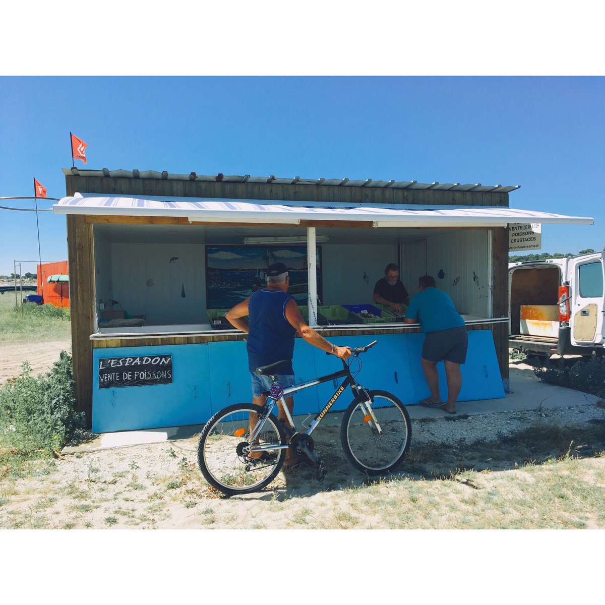 PortMedoc's tweet image. Tous les Mardis, Jeudis et Samedis matins (de 9h à 12h), les pêcheurs de l’Espadon vendent leurs #poissonsfrais et #crustacés au pied de leur bateau à #PortMédoc. 
Ne tardez pas à venir en profiter !!! 🐠🐟⚓️😋