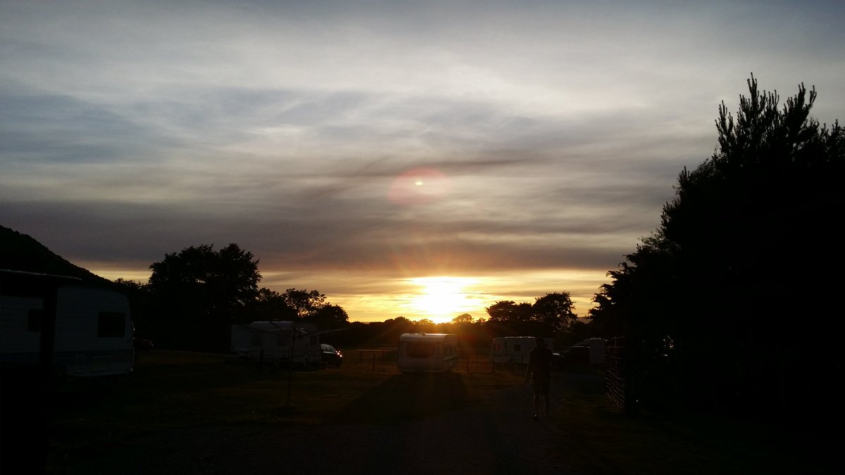 ramblesabout's tweet photo. I hate midges! I love sunsets! #Arran #ramblesaboutrambles https://t.co/X9GodarKlz