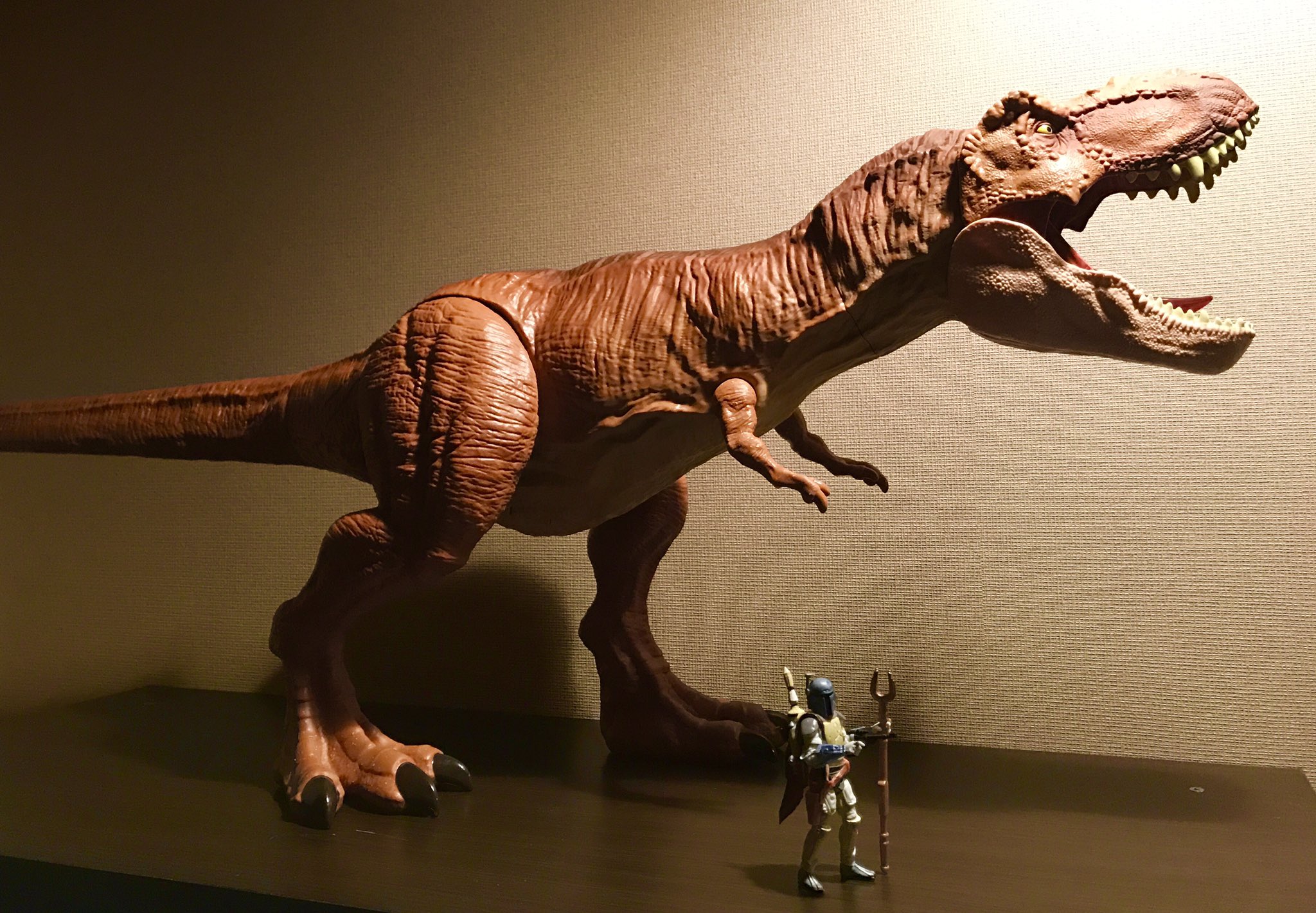 べすた Teamgodzilla マテル社製 ジュラシックワールド スーパービッグ T レックス 店頭で見つけ 圧倒的存在感と造形に感動し お持ち帰り 手前の3 75インチフィギュアと比べるとサイズ感わかってもらえるかと 自宅にこの