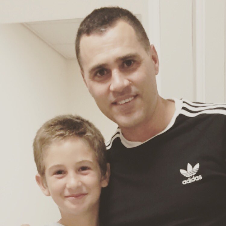 talbanin7's tweet photo. כולם מצטלמים עם מוקי ואני בחרתי להצטלם עם שיה הבן שלו                         ״ ילד של אבא ״ https://t.co/kyObBSpaSM