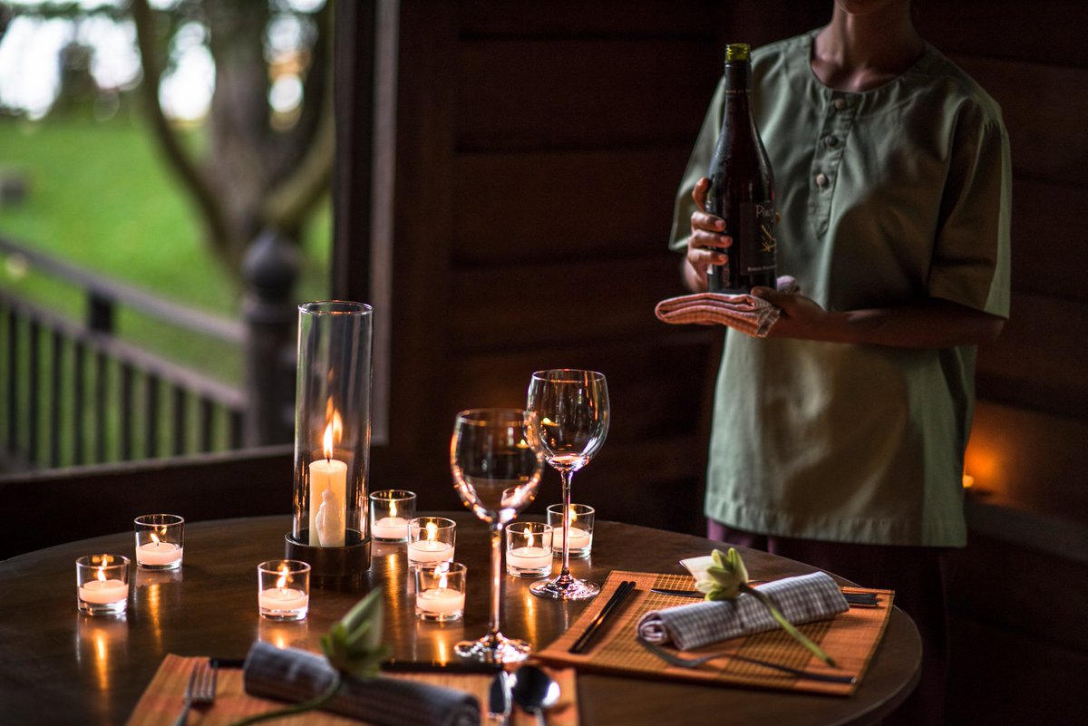 An intimate twilight dinner can be arranged for guests at #Amansara's rustic Khmer house at #Angkor. Here, meals are prepared over charcoal to the sights & sounds of village life among the jungle & temples aman.com/resorts/amansa… #AmanFoodie #AmanAdventures #Cambodia