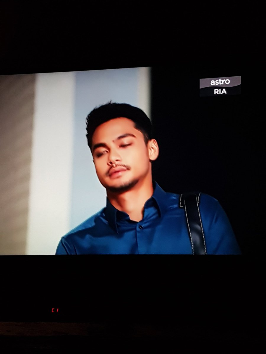 Nema__Kim's tweet photo. Eh ada @iSyafiqKyle AbangKerekHensem #Hazran. Rindu pulak. Ulangan di Astro RiaHD.
#takadacintasepertimu
#TakAdaCintaSepertiMu https://t.co/ptrZHyNPZp