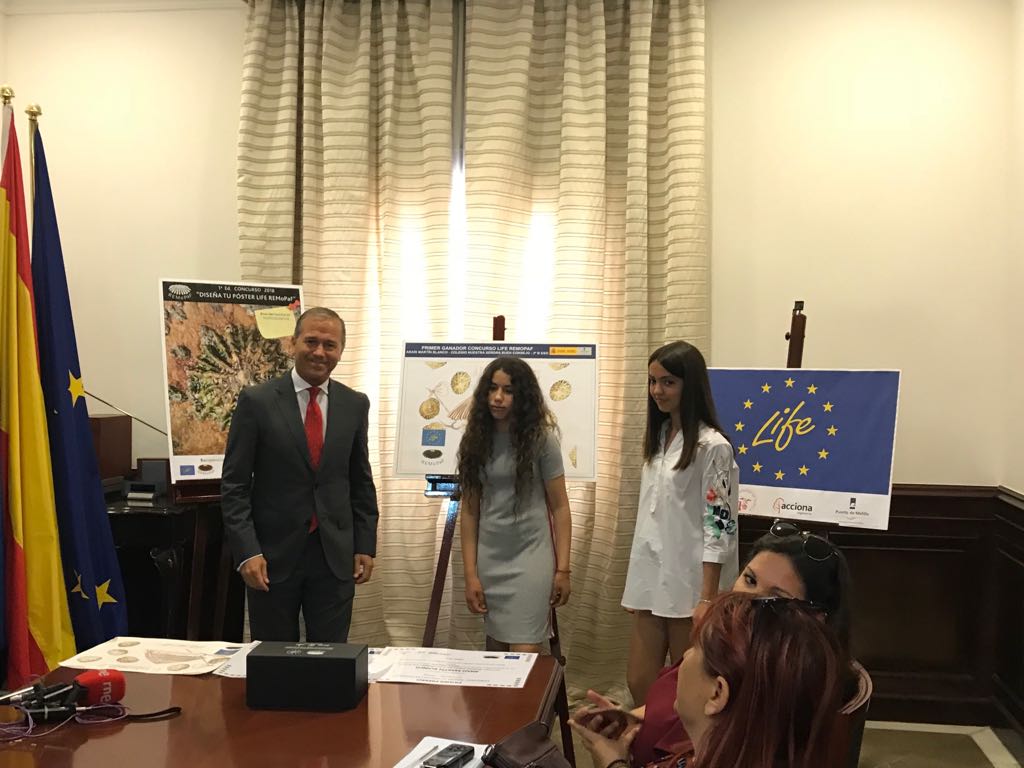 liferemopaf's tweet photo. Entrega de premios concurso DISEÑA TU PÓSTER #LIFE #REMOPAF. 1°🏆Anais Martín 3°ESO #buenconsejoMelilla. 2°🏆 1°B ESO @princesaconcep. 3°🏆 Nesrin Zaghdoud 1°ESO #IESRUSADIR. ENHORABUENA A Todos!!.@liferemopaf @LIFEprogramme @ACCIONA @unisevilla @puertodemelilla @AmpaBuenConsejo https://t.co/WxjCZ53865
