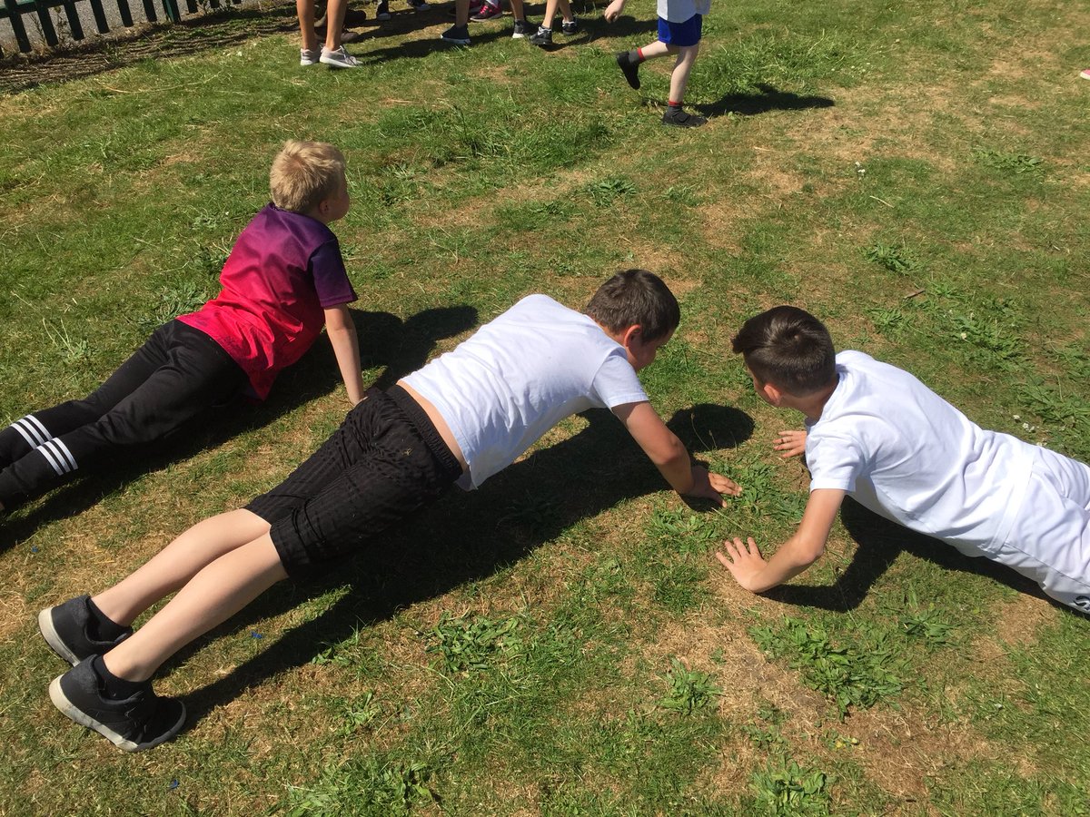 stgac_11's tweet image. @MiniMarines @stgilesacad some of the classes enjoying a visit from the Marines!!