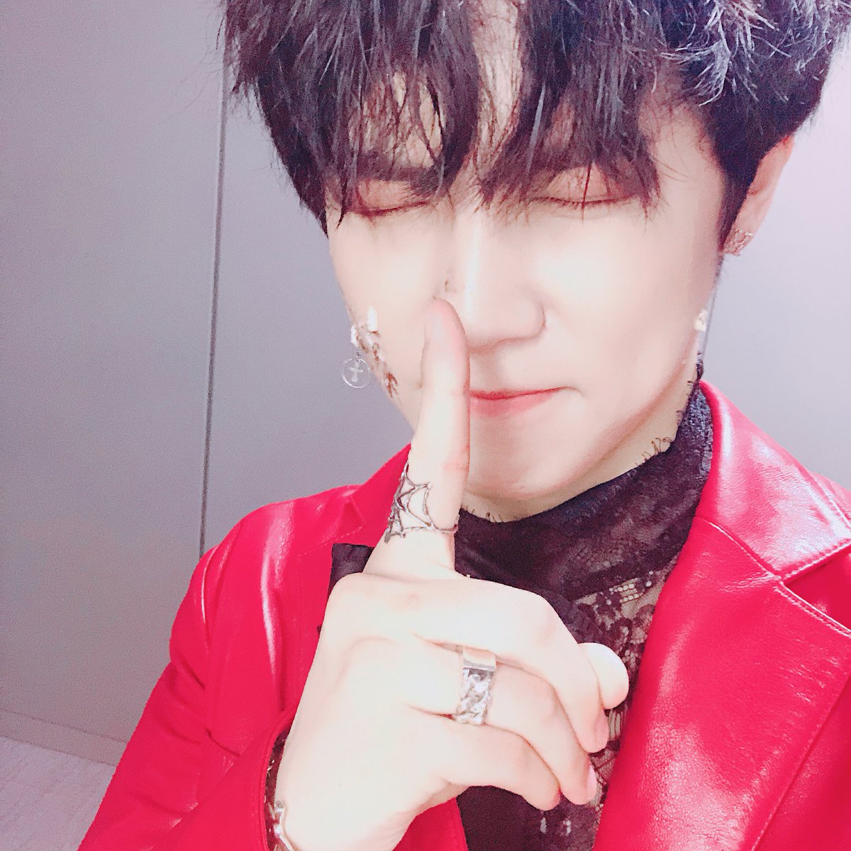 KDH_official's tweet photo. 더쇼에서 1위를 했어요! 정말 감사합니다! 팬 여러분들 덕분에 할 수 있었던 1위인 ���큼 저에게 더 값진 상인 거 같아요 앞으로도 더 열심히 하는 동한이가 될게요 감사합니다😬😬❤️🖤 #김동한 #Kimdonghan https://t.co/Gv7yi9OEun