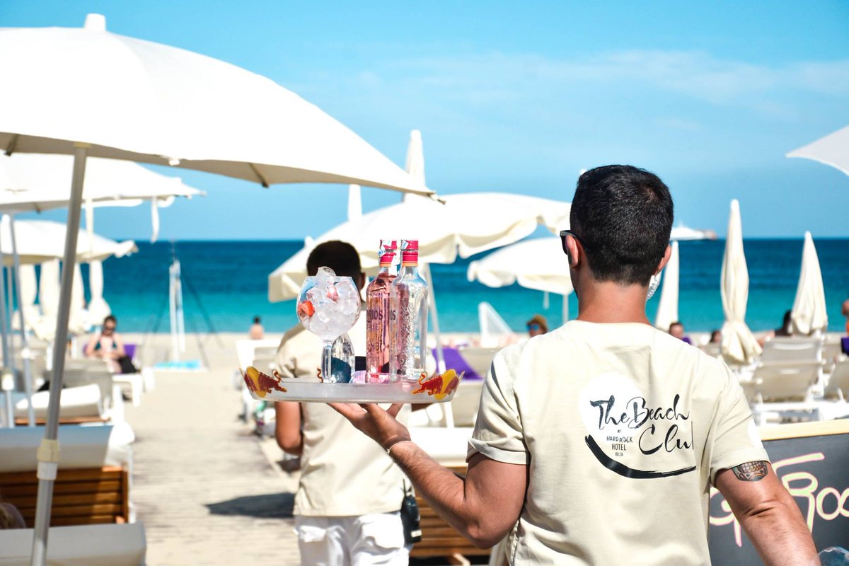 Que te sirvan los mejores #cocktails mientras tomas el sol…¿Suena bien, no? Esto solo pasa en #TheBeachClub en <a href="/HRHIbiza/">Hard Rock Hotel Ibiza</a>
facefoodmag.com/producto/the-b… 
#ibiza #ibiza2018 #eivissa #food #summer #ibizarestaurante