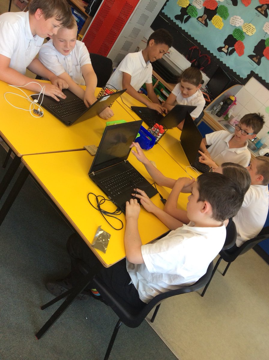 DialParkPrimary's tweet photo. We have been coding using BBC microbits with @MGLWorldNews An amazing morning and the children loved it!! https://t.co/zJB4pzZQSg