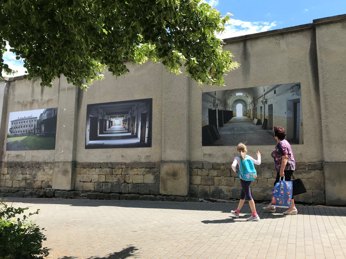 UHradiste's tweet photo. Věznice Uherské Hradiště na fotografiích, které jsou přímo na jejích zdech: https://t.co/WXfsPAd8CQ Město @UHradiste si výstavou připomíná zítřejší Den památky obětí komunistického režimu. #veznice #totalita #uherskehradiste #vystava #slovackemuzeum #memoria https://t.co/Oqz9KcWzB9