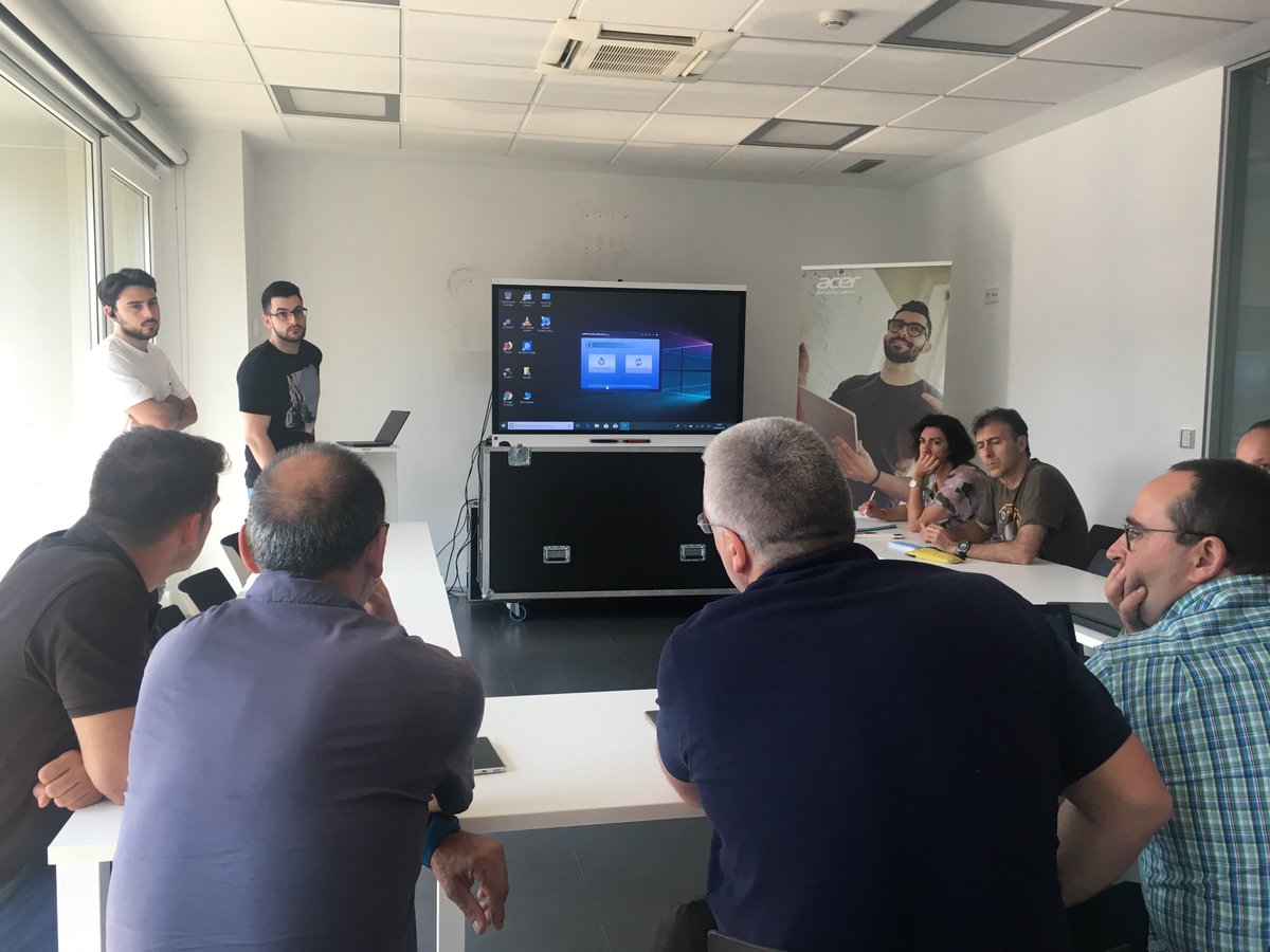 xenoncomputer's tweet photo. Hoy en @xenoncomputer la visita de los profesores y tics con nuestros expertos de #formacion ,  #desarrollo y #serviciotecnico viendo el funcionamiento de @MSIntune .   @Acer_Education @MsEduEsp https://t.co/MMDEN6NNvY