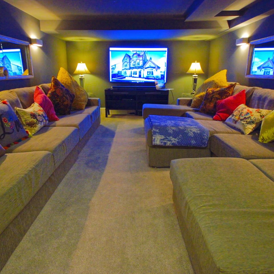 BullAtBrenchley's tweet photo. “AMAZING STAY”

"You seriously need to check out the TV room downstairs (WOW!|)"

A wonderful review left on TripAdvisor! 
here ➡️➡️➡️ https://t.co/5W6c9cvhys

Check us out on Airbnb >> https://t.co/rnsyo2Ei8b 
#Luxuryaccommodation #Boutiquehotel #BusinessMeetings https://t.co/dvvxb1knzq
