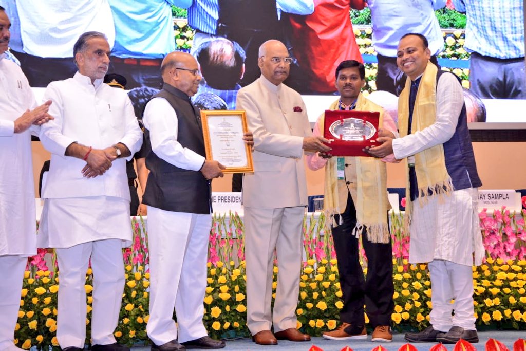 Gurudev's tweet photo. For becoming drug free, Lariapalli, an @ArtofLiving model village, in Odisha was given the ‘National Award for prevention of Alcoholism &amp; Drug Abuse 2018’ by Hon. President of India Shri Ram Nath Kovind @rashtrapatibhvn. Congratulations to the volunteers &amp; villagers!#WorldDrugDay https://t.co/UpTOIXgfXZ